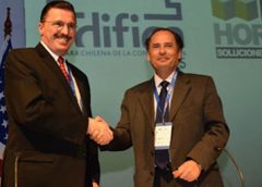Dennis Slater, president of the Association of Equipment Manufacturers (AEM), and Daniel Hurtado, president of the Chilean Chamber of Construction (CChC)